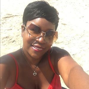 Meet your Posher, Devona